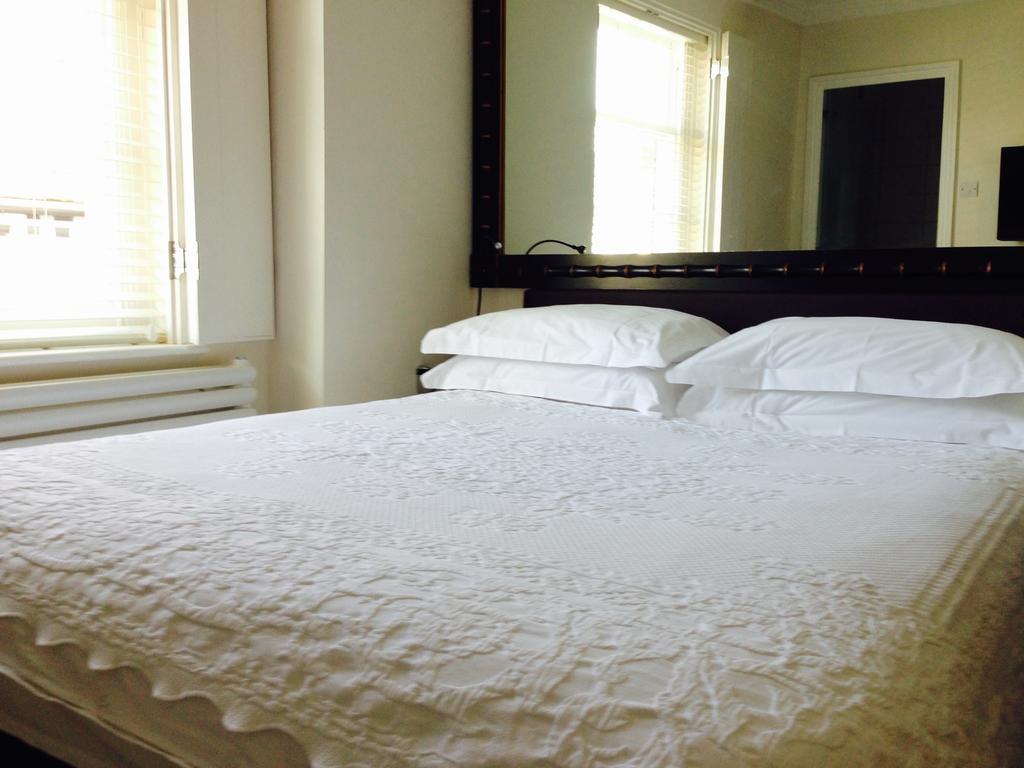The Bell Inn Hotel Horndon-on-the-Hill Phòng bức ảnh