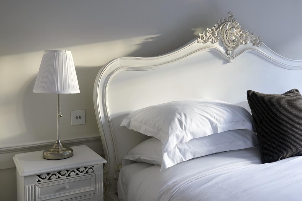 The Bell Inn Hotel Horndon-on-the-Hill Phòng bức ảnh